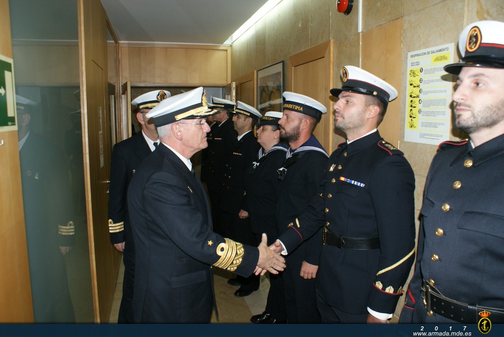 Saludo a la dotación de la Comandancia Naval de San Sebastián